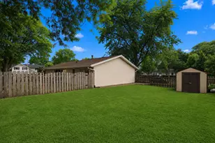 817 Stamford Ct, Schaumburg, IL 60193 - Photo 4