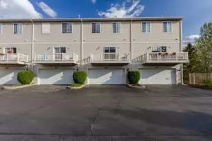 619 Cary Woods Cir, Cary, IL 60013 - Photo 2