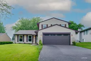 942 W Clearwater St, Roselle, IL 60172 - Photo 1