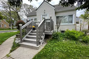 633 S Elmwood Ave, Waukegan, IL 60085 - Photo 2