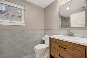 1241 W Newport Ave, Chicago, IL 60657 - Photo 12