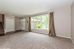 98 Quail Hollow Ct, Naperville, IL 60540 - Photo 2