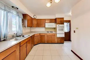 914 Coach Rd, Homewood, IL 60430 - Photo 10