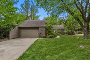 905 Barclay Ct, Champaign, IL 61821 - Photo 2