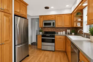 924 S Hillcrest Ave, Elmhurst, IL 60126 - Photo 10