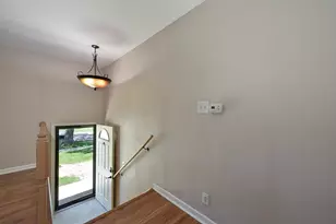 913 Vine St, Streamwood, IL 60107 - Photo 2