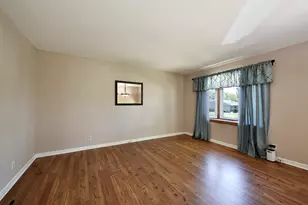 913 Vine St, Streamwood, IL 60107 - Photo 4