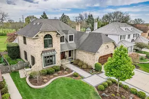 2S517 Danbury Dr, Glen Ellyn, IL 60137 - Photo 2