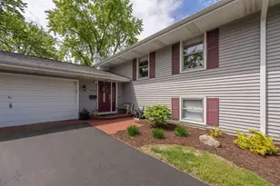 520 S 15th Ct, Saint Charles, IL 60174 - Photo 2