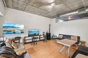 807 Davis St, Evanston, IL 60201 - Photo 4