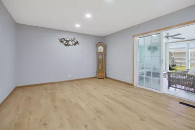 898 Debra Lane, Elk Grove Village, IL 60007 - Photo 12