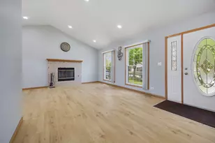 898 Debra Ln, Elk Grove Village, IL 60007 - Photo 4
