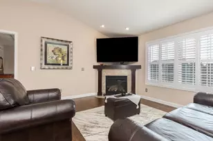 1412 Kickapoo Creek Rd, Bloomington, IL 61705 - Photo 12
