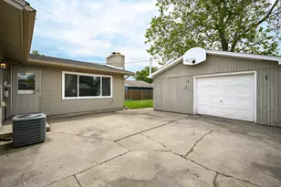 911 Lilac Ln, Joliet, IL 60435 - Photo 18