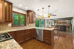 65 Regent Dr, Oak Brook, IL 60523 - Photo 8