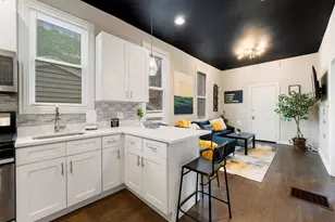 330 W Evergreen Ave, Chicago, IL 60610 - Photo 2