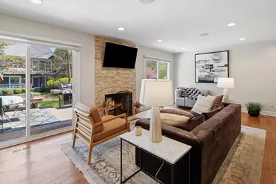 39 The Court Of Cobblestone Court, Northbrook, IL 60062 - Photo 4