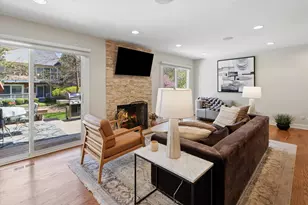 39 The Ct Of Cobblestone Ct, Northbrook, IL 60062 - Photo 4
