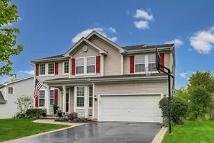 437 N Crooked Lake Ln, Lindenhurst, IL 60046 - Photo 2