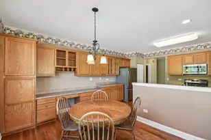 2261 Creekwood Dr, Mundelein, IL 60060 - Photo 8