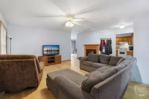 196 E 1st St, Manteno, IL 60950 - Photo 12
