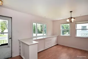 645 Pleasant St, Woodstock, IL 60098 - Photo 2