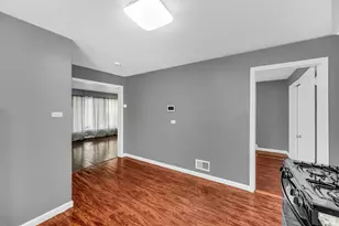 9111 S Kingston Ave, Chicago, IL 60617 - Photo 10