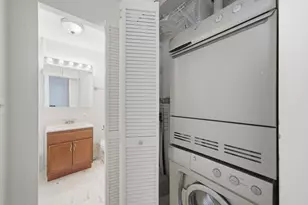 222 E Pearson St, Chicago, IL 60611 - Photo 14