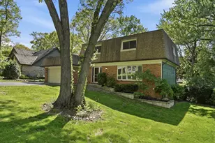 10S324 E Hampshire Ln, Willowbrook, IL 60527 - Photo 2