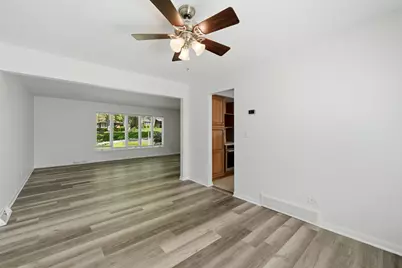 10S324 E Hampshire Lane, Willowbrook, IL 60527 - Photo 8