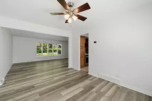 10S324 E Hampshire Ln, Willowbrook, IL 60527 - Photo 8