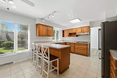 10S324 E Hampshire Lane, Willowbrook, IL 60527 - Photo 12