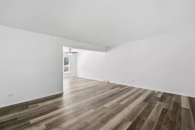 10S324 E Hampshire Lane, Willowbrook, IL 60527 - Photo 4