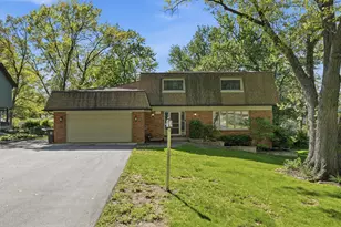 10S324 E Hampshire Ln, Willowbrook, IL 60527 - Photo 1