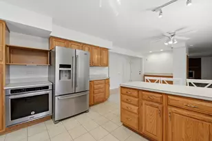 10S324 E Hampshire Ln, Willowbrook, IL 60527 - Photo 10