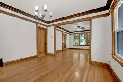 2419 W Berenice Avenue, Chicago, IL 60618 - Photo 8