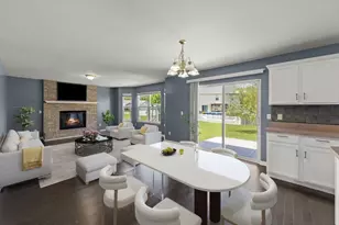 905 Churchill Dr, Plano, IL 60545 - Photo 2