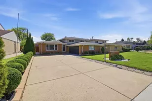 8525 Blueridge Ave, Hickory Hills, IL 60457 - Photo 2
