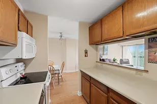 1800 Huntington Blvd, Hoffman Estates, IL 60169 - Photo 10
