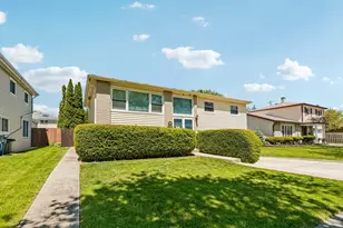 774 Polynesian Dr, Des Plaines, IL 60016 - Photo 2