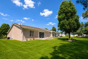 654 Lake Harbor Dr, Marion, IL 62959 - Photo 4