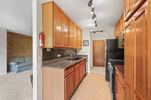 6000 Oakwood Dr, Lisle, IL 60532 - Photo 8
