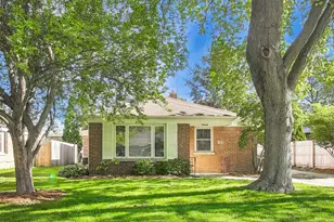 836 E Rockland Rd, Libertyville, IL 60048 - Photo 1