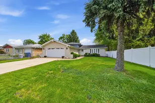 5815 W 87th Pl, Oak Lawn, IL 60453 - Photo 2