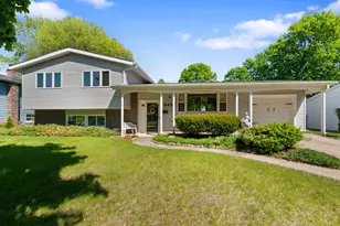 945 Nottingham Ln, Crystal Lake, IL 60014 - Photo 1