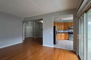 715 Astor Ln, Wheeling, IL 60090 - Photo 4