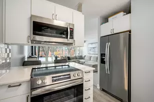 2555 Gross Point Rd, Evanston, IL 60201 - Photo 8