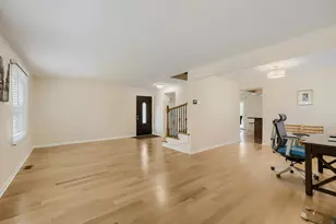 4092 Victoria Dr, Hoffman Estates, IL 60192 - Photo 4