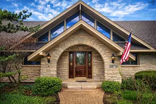 38W710 Bonnie Ct, Saint Charles, IL 60175 - Photo 2