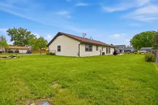 1402 Cynthia Ln, Hanover Park, IL 60133 - Photo 16